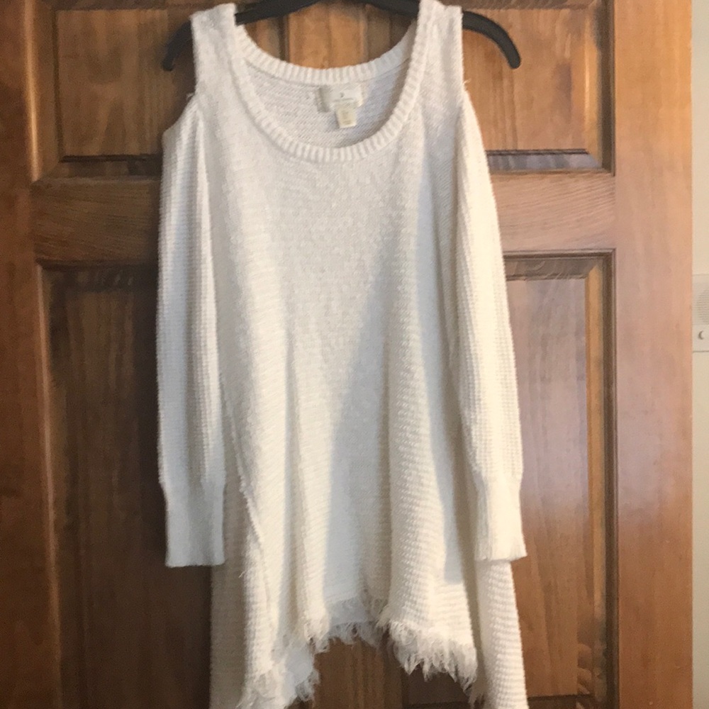 White cold shoulder sweater w/ fringed bottom sz L